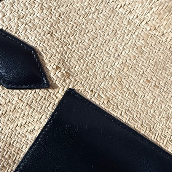 Victoria’s Secret • Large Straw Tote in Lemons - Picture 12 of 14